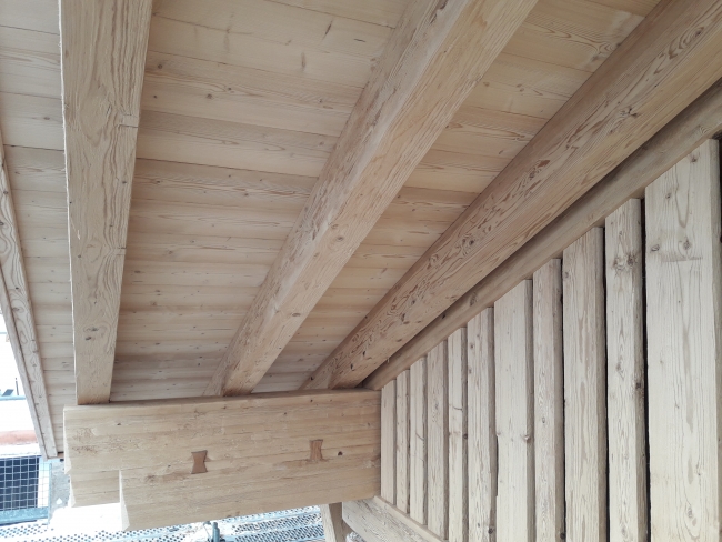 Aus Alt macht Neu - neuer Dachstuhl aus gehackten und gebürsteten Fichten - Retroholz